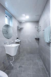 ソウルにあるMiya houseの白い浴槽と洗面台のあるバスルーム