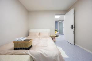 ソウルにあるMiya houseの白いシーツが敷かれた大きなベッドのある寝室 +22枚の写真