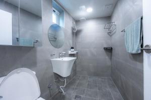 ソウルにあるMiya houseの白いトイレと洗面台のあるバスルーム