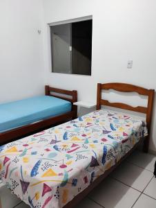 Un dormitorio con una cama y un televisor de pantalla plana. en Casa de praia em Mosqueiro, en Belém