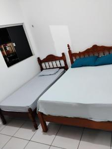 2 camas individuales en una habitación con espejo en Casa de praia em Mosqueiro, en Belém 1 foto más