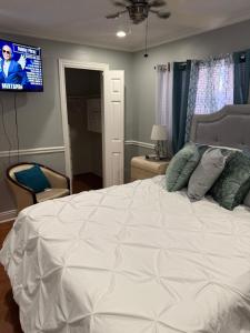 Un dormitorio con una cama blanca y un televisor de pantalla plana. en Apartment 4 people 2 bedroom Apartamento 4 personas 2 habitaciones, en Margate 2 fotos más