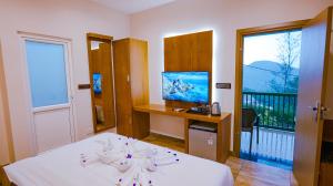 TV a/nebo společenská místnost v ubytování Palette Hill View Resorts Vagamon