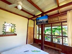 TV a/nebo společenská místnost v ubytování Native Heart Amazon Lodge