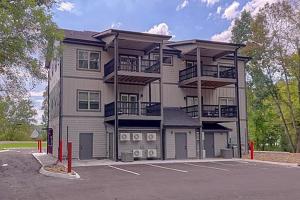 Un gran edificio con un estacionamiento enfrente. en #2 Studio Town Place 2, en Sevierville