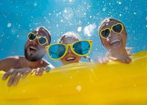 un grupo de cuatro personas usando gafas de sol en una balsa amarilla en #2 Studio Town Place 2, en Sevierville
