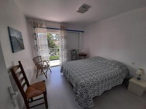 a bedroom with a bed and a window at T3 à Vieux-Boucau-Les-Bains - quartier calme entre commodités et plages - FR-1-239-1134 in Vieux-Boucau-les-Bains