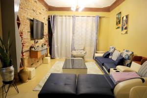 TV a/nebo společenská místnost v ubytování AG Home - Kampala