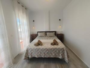 Un dormitorio con una cama con dos almohadas encima. en Nerja Sun Apartments Casa Cipreses 4, en Nerja 34 fotos más
