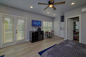 Μια τηλεόραση ή/και κέντρο ψυχαγωγίας στο #4 Studio Town Place 2