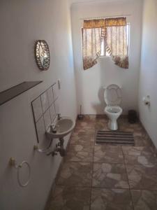 Koupelna v ubytování ANSTA FARMHOUSE CAMPING & Nursery cc