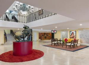 eine Lobby mit einer Statue in der Mitte eines Gebäudes in der Unterkunft Hotel Francia Aguascalientes in Aguascalientes