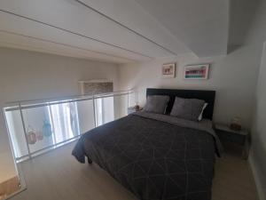 una camera da letto con un letto grande e un balcone di Carré d'Or Star Loft a Nizza