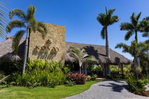 a building with palm trees and a sign on it at Kovay Gardens in Cruz de Huanacaxtle
