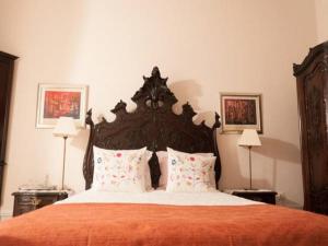 コインブラにあるAdore Portugal Coimbra Guest Houseのベッドルーム1室(大型ベッド1台、オレンジの毛布付)