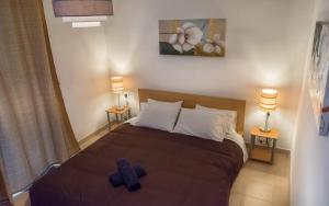 ein Schlafzimmer mit einem Bett mit zwei Kreuzen darauf in der Unterkunft Seaside Apartments Malta Mellieha1 in Mellieħa