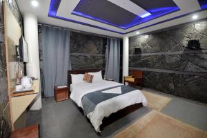 Una cama o camas en una habitación de Signature Skardu Hotel