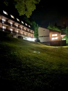 Budova, kde se hotel nachází + 37 fotografií