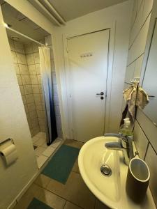 Ένα μπάνιο στο Cozy basement apartment