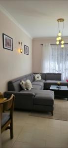 アルーシャにあるEuro Luxe Apartmentsのソファとテーブルのあるリビングルーム