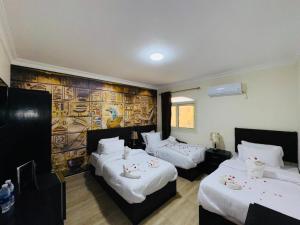 Voodi või voodid majutusasutuse Phoenix Pyramids View Inn toas