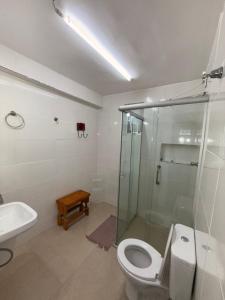 ein Badezimmer mit Dusche, Toilette und Waschbecken in der Unterkunft Casa Encanto de Lavras Novas - MG in Lavras Novas + 9 Fotos