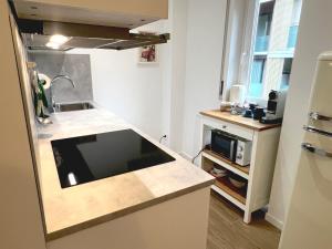 une cuisine avec un évier et un plan de travail dans l'établissement MilanoFlats - New Lomellina Apartment, à Milan