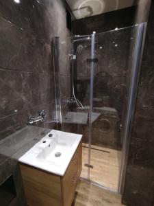 y baño con ducha, lavamanos y ducha. en Mieszkanie Grodzka 17 Przemyśl Polska, en Przemyśl