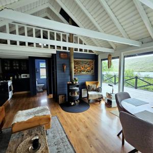 Istumisnurk majutusasutuses Lakefront cottage with jacuzzi