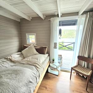 Voodi või voodid majutusasutuse Lakefront cottage with jacuzzi toas