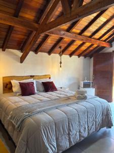 卡曼杜卡亚Chales sol e lua的木制天花板的客房内的一张大床