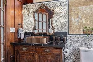 Ένα μπάνιο στο Oak Suite