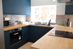 Η κουζίνα ή μικρή κουζίνα στο Wilmer House Eastleigh +11 φωτογραφίες