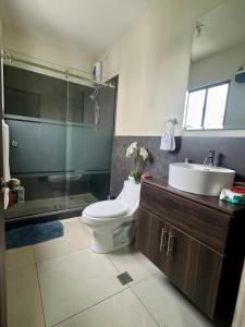 Ένα μπάνιο στο Moderno, acogedor y privado, en San Salvador