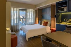 a hotel room with a bed and a kitchen at Mercure Sao Paulo Barra Funda in Sao Paulo +56 photos