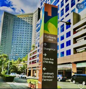 een bord voor een hoog gebouw bij One Bedroom Loft in the heart of Greenbelt Makati in Manilla