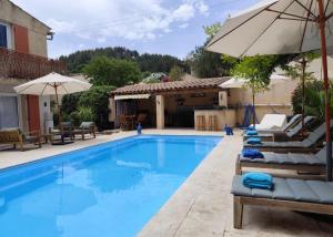 Πισίνα στο ή κοντά στο Maison en Provence-Entièrement Climatisée-Piscine Privée-Cuisine Extérieure-Pétanque-15 Minutes de la Plage