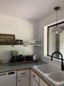 Next To Glaze Meadow, Cute, With Many Amenities!にあるキッチンまたは簡易キッチン