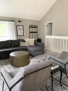 Next To Glaze Meadow, Cute, With Many Amenities!にあるシーティングエリア