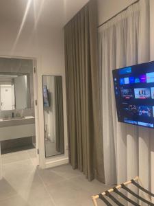 TV a/nebo společenská místnost v ubytování Escape Suites