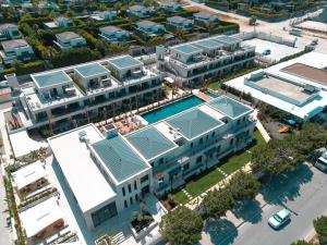 an overhead view of a building with a swimming pool at Casa Olea Apart Hotel in Çeşme
