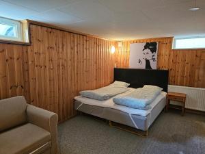 Postel nebo postele na pokoji v ubytování Villa for 10 persons with massage chair, sauna, billiard table and free electric vehicle station for electric cars