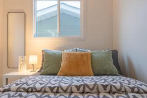 Imagen de la galería de Private neat and cozy room with shared living room and kitchen, en Calgary