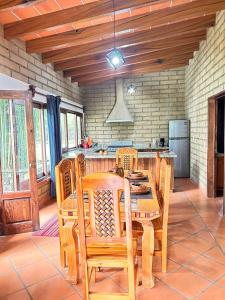 Dapur atau dapur kecil di Confortables cabañas con alberca y vistas a las montañas