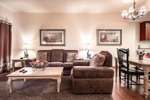 Et opholdsområde på 2BR Cozy Suite W View Jacuzzi & Resort Pool