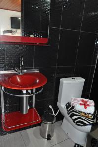 Ein Badezimmer in der Unterkunft Amendoeira Hotel da Vila