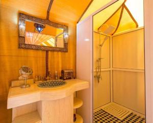 un baño con lavabo y ducha en Africa Luxury Camp, en Merzouga