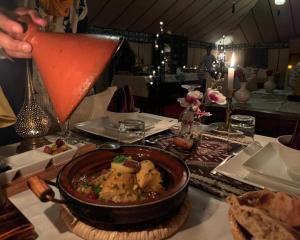 Comida en o cerca de este tented camp