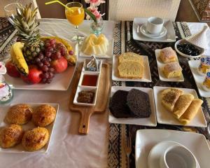 Una mesa con muchos platos de comida encima. en Africa Luxury Camp, en Merzouga 24 fotos más