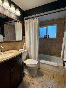 Ένα μπάνιο στο Crown Hill Retreat - Hot Tub, Yard, Parking